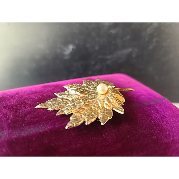 Vintage NAPIER Signed MAPLE LEAF PIN Gold Tone Brooch w/ Faux Pearl - Picture 4 of 10